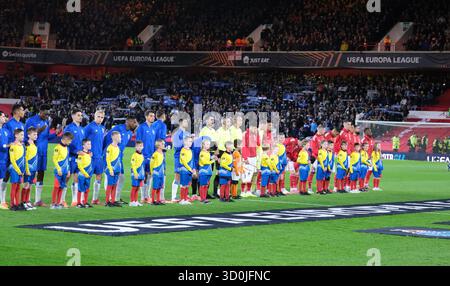 Nottingham, Großbritannien. Oktober 2025. Beide Teams stehen vor dem Auftakt des Fußballspiels der UEFA Europa League zwischen Nottingham Forest und dem FC Porto auf dem City Ground in Nottingham an. Quelle: SPP Sport Pressefoto. /Alamy Live News Stockfoto