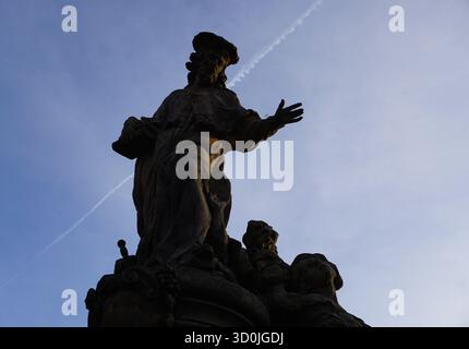 Statue von Ivo von Kermartin, einem katholischen heiligen, auf der Karlsbrücke, Prag, Tschechische Republik, vor dem Sonnenuntergang Stockfoto
