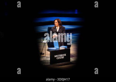 Die ehemalige US-Vizepräsidentin Kamala Harris spricht über ihre neuen Memoiren „107 Days“ beim London Literature Festival 2025 im Southbank Centre in London. Bilddatum: Donnerstag, 23. Oktober 2025. Stockfoto
