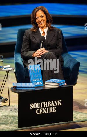 Die ehemalige US-Vizepräsidentin Kamala Harris spricht über ihre neuen Memoiren „107 Days“ beim London Literature Festival 2025 im Southbank Centre in London. Bilddatum: Donnerstag, 23. Oktober 2025. Stockfoto