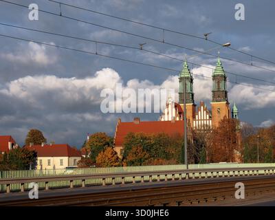 Posen, Polen - 18.10.2025: Blick auf die Kathedrale auf der Insel Tumski mit Herbstbäumen und dramatischen Wolken Stockfoto