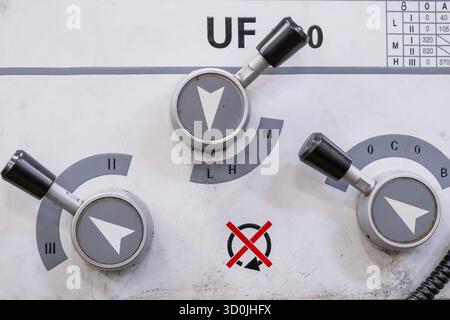 Drei Steuerarme einer grauen cnc-Maschine Stockfoto