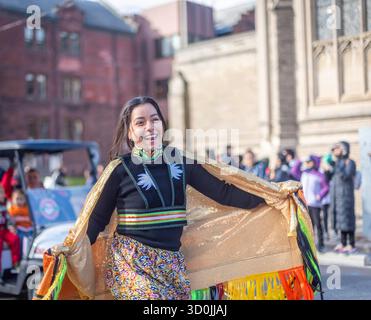 Toronto Ontario, Kanada – 24. November 2024: Eine indigene Kanadierin tanzt bei der jährlichen Toronto Santa Claus Parade. Stockfoto