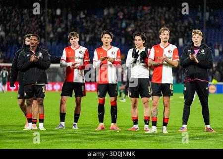 Rotterdam, Niederlande. Oktober 2025. Rotterdam - Givairo Read von Feyenoord, Aymen Sliti von Feyenoord, Tsuyoshi Watanabe von Feyenoord, Ayase Ueda von Feyenoord, Luciano Valente von Feyenoord, Jan Plug von Feyenoord während des dritten Spiels der UEFA Europa League 2025/2026. Das Spiel findet am 23. Oktober 2025 im Stadion Feijenoord de Kuip in Rotterdam statt. Credit: Box to Box Pictures/Alamy Live News Stockfoto