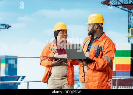 Offshore-Plattform-Engineering-Team überwacht die Umweltauswirkungen mit einem Laptop, um nachhaltiges Bohren sicherzustellen. Bohrkahn-Kollegen mit Notebook, ergreifen Maßnahmen zum Schutz des Meeresökosystems Stockfoto