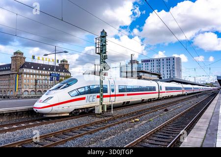 ICE Zug an Gleis 2 im Hauptbahnhof von Essen, Blick auf die Innenstadt, Handelshof Gebäude mit Essen-Schriftzug, NRW, Deutschland, HBF Essen *** ICE Zug am Bahnsteig 2 am Essener Hauptbahnhof, Blick auf die Innenstadt, Handelshof Gebäude mit Essen Schriftzug, NRW, Deutschland, Essen Hauptbahnhof Stockfoto