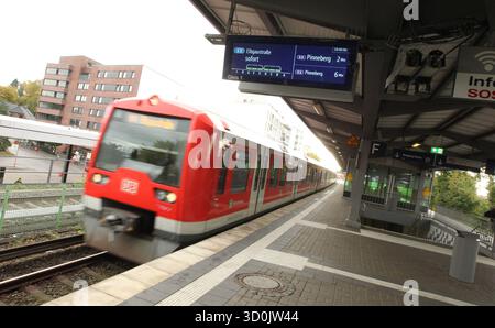 REKORDDATUM NICHT ANGEGEBEN eine S-Bahn der Linie S5 in Richtung Elbgaustraße fährt in den S-Bahnhof Stellingen hinein. Stellingen Hamburg *** eine S-Bahn der Linie S5 in Richtung Elbgaustraße fährt in Stellingen Hamburg Stockfoto