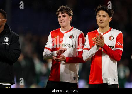 Rotterdam, Niederlande. Oktober 2025. ROTTERDAM, NIEDERLANDE - 23. OKTOBER: Givairo Read von Feyenoord, Leo sauer von Feyenoord und Tsuyoshi Watanabe von Feyenoord danken den Fans für ihre Unterstützung, nachdem sie das Spiel während der UEFA Europa League, League-Phase, MD3-Spiel zwischen Feyenoord und Panathinaikos am 23. Oktober 2025 im Stadion Feijenoord in Rotterdam, Niederlande gewonnen haben. (Foto von Hans van der Valk/Orange Pictures) Credit: Orange Pics BV/Alamy Live News Stockfoto