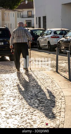Älterer Mann mit Gehstock, in der Altstadt von Lagos, Algarve, Portugal, Stockfoto