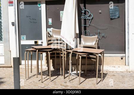 Restaurantmöbel, zum Essen im Freien, Tische, Stühle, gestapelt, geschlossen, Restaurant geschlossen, Altstadt von Tavira, Algarve, Portugal, Stockfoto