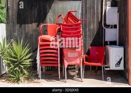 Restaurantmöbel, zum Essen im Freien, Tische, Stühle, gestapelt, geschlossen, Restaurant geschlossen, Altstadt von Tavira, Algarve, Portugal, Stockfoto