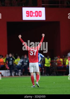 Nottingham, Großbritannien. Oktober 2025. Nicolo Savona aus Nottingham Forest feiert den Sieg während des Fußballspiels der UEFA Europa League zwischen Nottingham Forest und dem FC Porto auf dem City Ground in Nottingham. Quelle: SPP Sport Pressefoto. /Alamy Live News Stockfoto