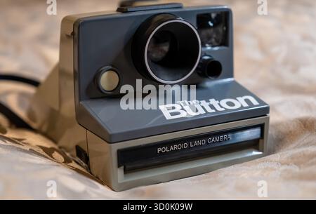 Nahaufnahme von Polaroid The Button Landkamera Sofortfilm SX-70 Massenproduktion Stockfoto