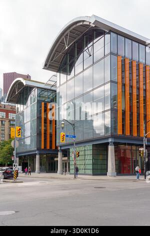 Modernes Glasgebäude des St. Lawrence Markts mit orangefarbenen Tafeln in der Altstadt. Stockfoto