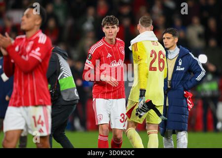 Nicolo Savona aus Nottingham Forest feiert am Donnerstag, den 23. Oktober 2025, den Sieg beim Spiel der UEFA Europa League zwischen Nottingham Forest und dem FC Porto auf dem City Ground in Nottingham. (Foto: Jon Hobley | MI News) Credit: MI News & Sport /Alamy Live News Stockfoto