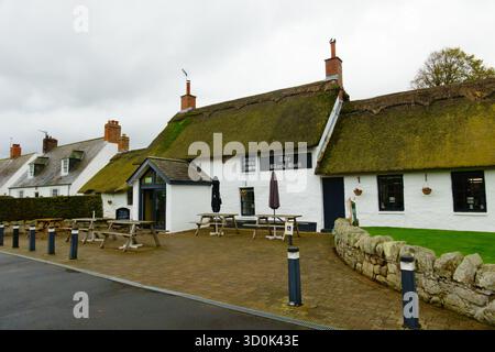 Das Black Bull Public House. Der einzige Pub mit Strohdach in Northumberland. Etal, Northumberland, England Stockfoto