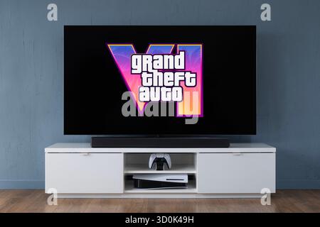 Das Logo des Videospiels Grand Theft Auto VI erscheint auf einem Breitbildfernseher über einer PS5-Konsole. Stockfoto