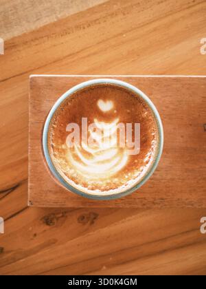 Eine Tasse Cappuccino auf Holztisch Stockfoto