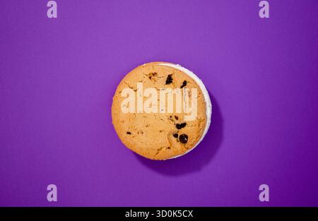 Neuheit Eis behandeln auf soliden bunten Hintergrund erschossen. Serie 1 von 9. Stockfoto