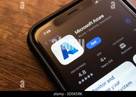 Mexiko-Stadt, MEXIKO - 15. September 2025: Nahaufnahme der Microsoft Azure App im App Store. Stockfoto