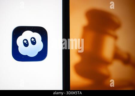 Quito, ECUADOR - 6. Oktober 2025 : das Sora-App-Logo von OpenAI wird auf dem Bildschirm neben dem Schatten eines richterlichen Hamels angezeigt und symbolisiert rechtliche oder urheberrechtliche Bedenken. Stockfoto