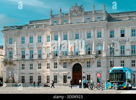 Der Palast Lloyd Triestino, heute Sitz des regionalrats, ist ein Wahrzeichen am Wasser, das 1883 vom Habsburgerreich in Triest, Italien, erbaut wurde Stockfoto