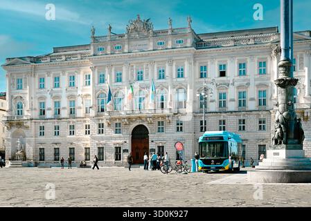 Der Palast Lloyd Triestino, heute Sitz des regionalrats, ist ein Wahrzeichen am Wasser, das 1883 vom Habsburgerreich in Triest, Italien, erbaut wurde Stockfoto