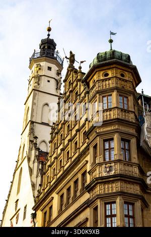 Seitenansicht der Erkerfenster des historischen Rathauses in Rothenburg ob der Tauber, Bayern. Wunderschöne mittelalterliche Architektur Stockfoto