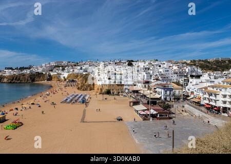 Albufeira, die Algarve, Portugal, Praia do Penedo Stadtstrand und Atlantikküste in dieser portugiesischen Partystadt Stockfoto