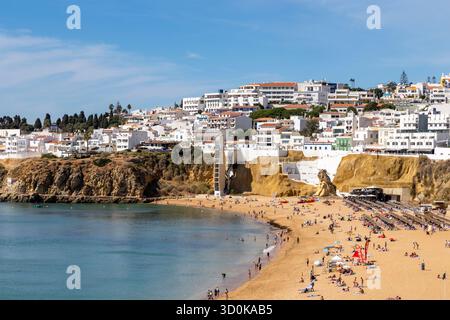Albufeira, die Algarve, Portugal, Praia do Penedo Stadtstrand und Atlantikküste in dieser portugiesischen Partystadt Stockfoto
