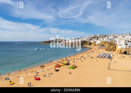 Albufeira, die Algarve, Portugal, Praia do Penedo Stadtstrand und Atlantikküste in dieser portugiesischen Partystadt Stockfoto