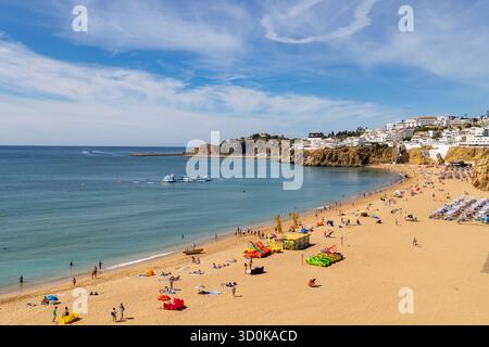 Albufeira, die Algarve, Portugal, Praia do Penedo Stadtstrand und Atlantikküste in dieser portugiesischen Partystadt Stockfoto