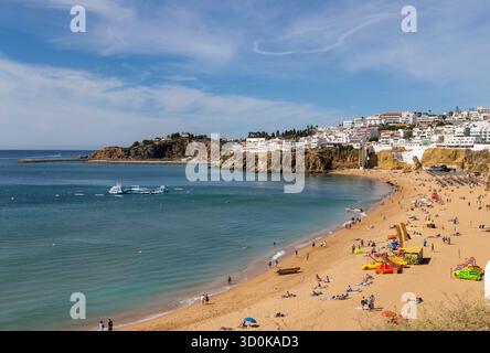 Albufeira, The Algarve, Portugal, Praia dos Pescadores Stadtstrand und Atlantikküste in dieser portugiesischen Partyferienstadt Stockfoto