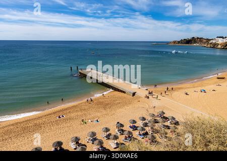 Albufeira, die Algarve, Portugal, Praia do Penedo Stadtstrand und Atlantikküste in dieser portugiesischen Partystadt Stockfoto