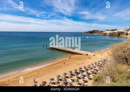 Albufeira, die Algarve, Portugal, Praia do Penedo Stadtstrand und Atlantikküste in dieser portugiesischen Partystadt Stockfoto
