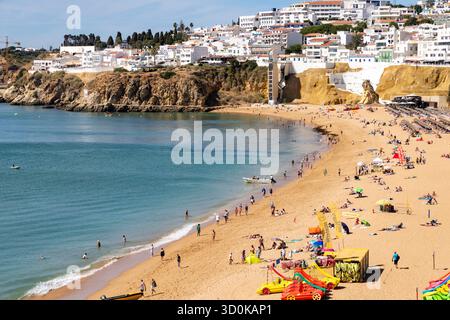 Albufeira, die Algarve, Portugal, Praia do Penedo Stadtstrand Stockfoto