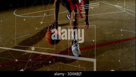 Dribbling männlicher Athlet in roten Shorts, weißen Schuhen auf dem Sportplatz mit digitalem Basketball-Überzug Stockfoto