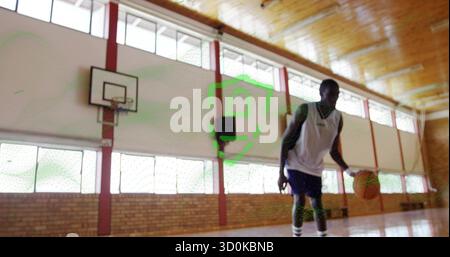 Dribbelnder Basketballspieler mit weißem Trikot auf dem rechten Platz im Fitnessstudio, mit Ball, Basketball, Kopierraum Stockfoto