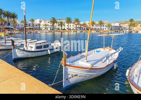 Blick auf den Hafen von Fornells, Fornells, Menorca, Balearen, Spanien Stockfoto