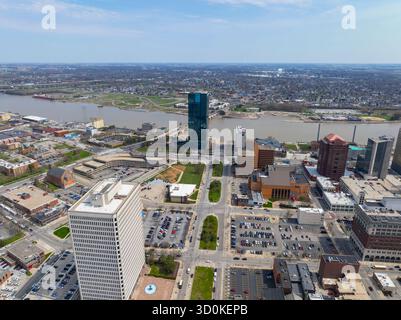 Fifth Third Bank Gebäude aus der Vogelperspektive und Jackson Street am Maumee River in der Innenstadt von Toledo, Ohio OH, USA. Stockfoto