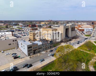 Historisches Geschäftsgebäude und Blick auf das Lucas County Family Court aus der Vogelperspektive an der 429 Michigan Street im Zentrum von Toledo, Ohio OH, USA. Stockfoto