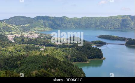 Wunderschöner Blick auf die Zwillingskraterseen von Sete Cidades, umgeben von üppigem Grün in Sao Miguel, Azoren, Portugal. Stockfoto