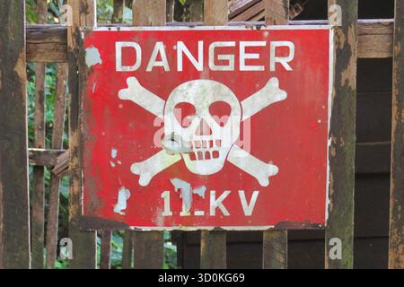 Rotes Warnschild für Elektrizität in Myanmar Stockfoto