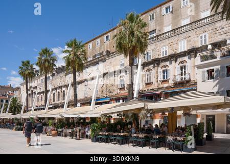 Die Menschen genießen Cafés entlang der Riva Promenade in Split, Kroatien Stockfoto