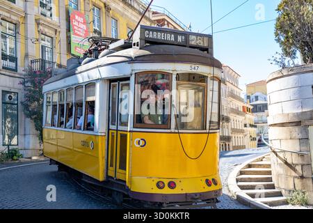 Lissabon Straßenbahn, Portugal, Passagiere fahren mit Straßenbahn 28 durch die Straßen von Lissabon, Herbst 2025, Europa Stockfoto