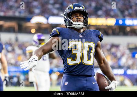 Los Angeles, Usa. Oktober 2025. Los Angeles Chargers Running Back Kimani Vidal #30 feiert, nachdem er bei einem NFL-Fußballspiel im SoFi Stadium gegen die Minnesota Vikings Torschütze. Endergebnis; Los Angeles Chargers 37:10 Minnesota Vikings Credit: SOPA Images Limited/Alamy Live News Stockfoto