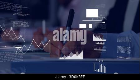 Schreiben Sie Hand in Anzug, halten Sie den Stift über das Dokument auf dem Konferenztisch, mit digitalen Karten-Overlays. Business, Analytics, Innovation, Zusammenarbeit, Daten Stockfoto