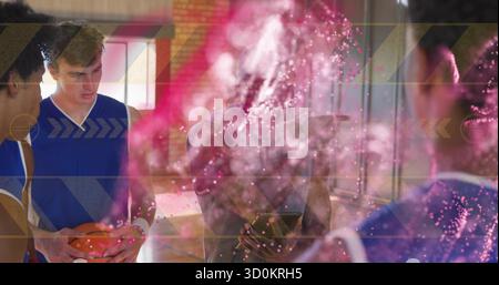 Basketball halten, Spieler in blauen Uniformen stehen auf dem Platz mit pinkfarbenen Partikeln und Pfeilen Stockfoto