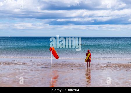 Bademeister beobachten Schwimmer am Coldingham Bay Beach Stockfoto