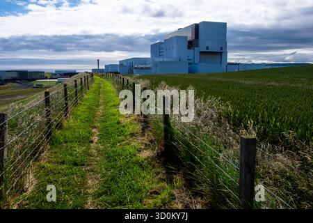 Kernkraftwerk Torness nahe Dunbar unter bewölktem Himmel Stockfoto